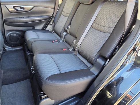 Used 2017 Nissan Rogue SV image 17