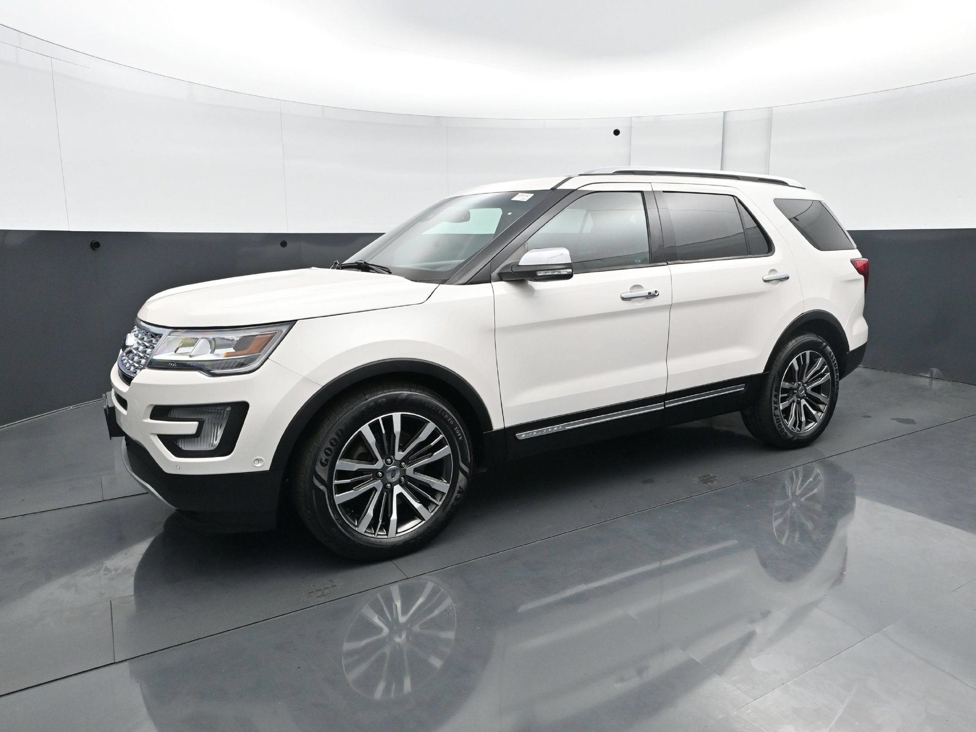 Used 2017 Ford Explorer Platinum AWD/4WD image 2