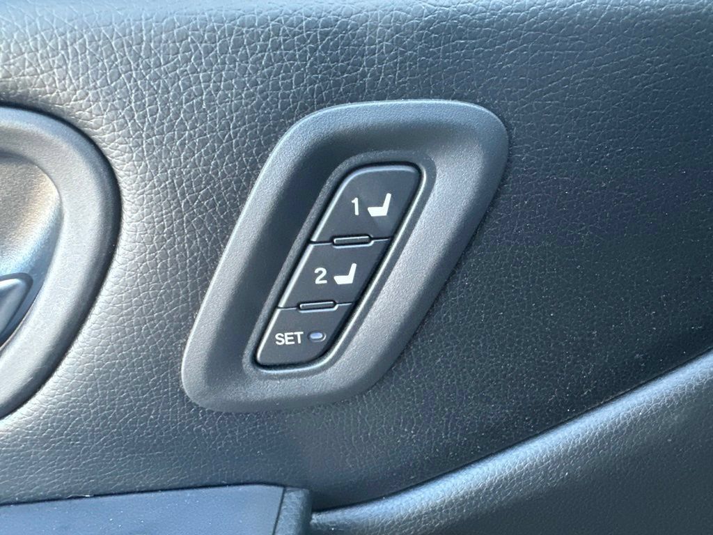 Used 2025 Honda Pilot EX-L image 9