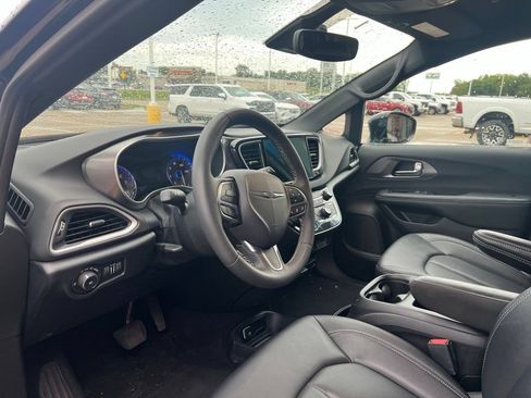 Used 2025 Chrysler Pacifica Select FWD image 7