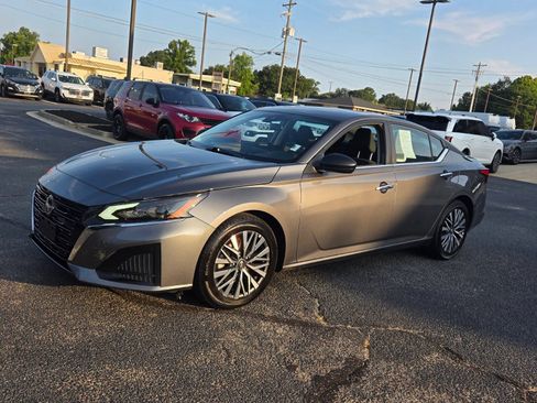 Used 2025 Nissan Altima 2.5 SV FWD image 3