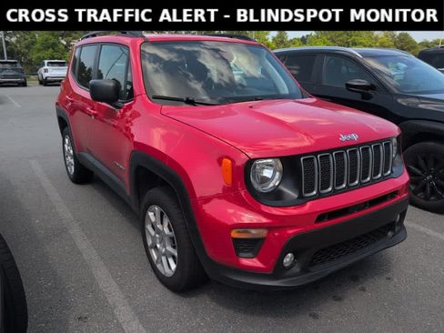 Used 2023 Jeep Renegade Latitude w/ Premium Group AWD/4WD image 3