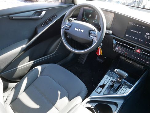 Certified 2023 Kia Niro LX image 10
