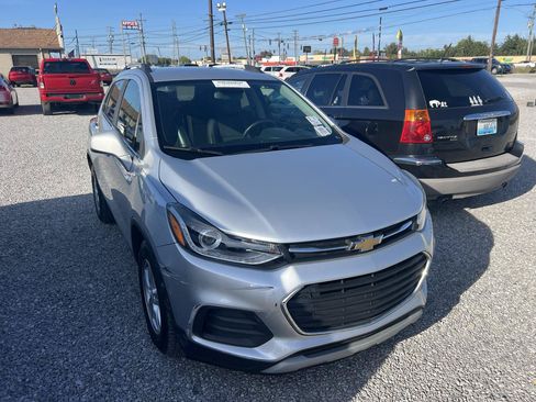 Used 2018 Chevrolet Trax LT w/ LT Convenience Package FWD image 2