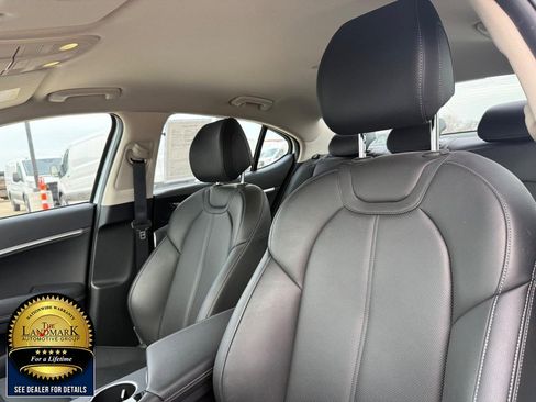 Used 2025 Genesis G70 2.5T image 9