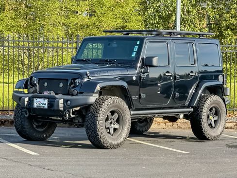 Used 2013 Jeep Wrangler Unlimited Sahara AWD/4WD image 8