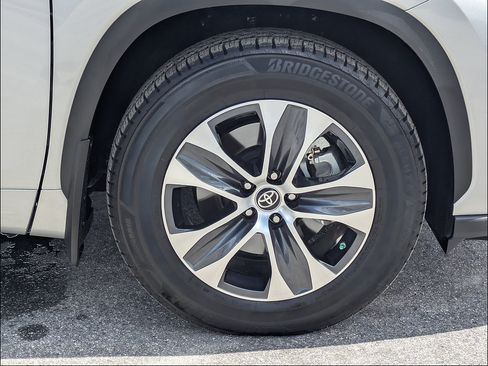 Used 2024 Toyota Highlander XLE FWD image 12