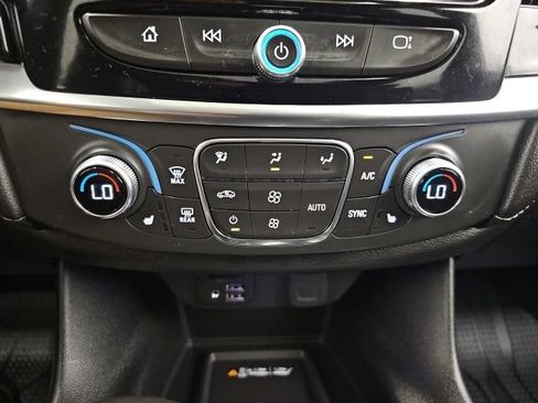 Used 2022 Chevrolet Traverse LT w/ LT Premium Package AWD/4WD image 23