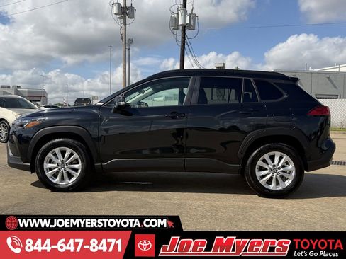 Used 2025 Toyota Corolla Cross LE image 6