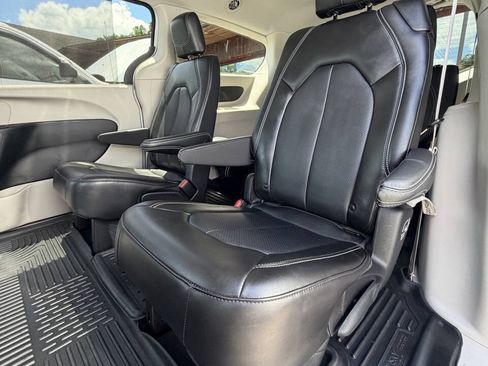 Used 2024 Chrysler Pacifica Touring-L AWD/4WD image 29