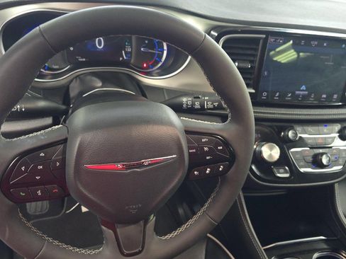 Used 2024 Chrysler Pacifica Premium image 9