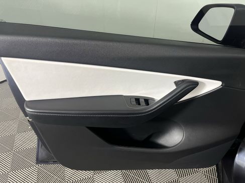 Used 2021 Tesla Model Y Long Range image 17