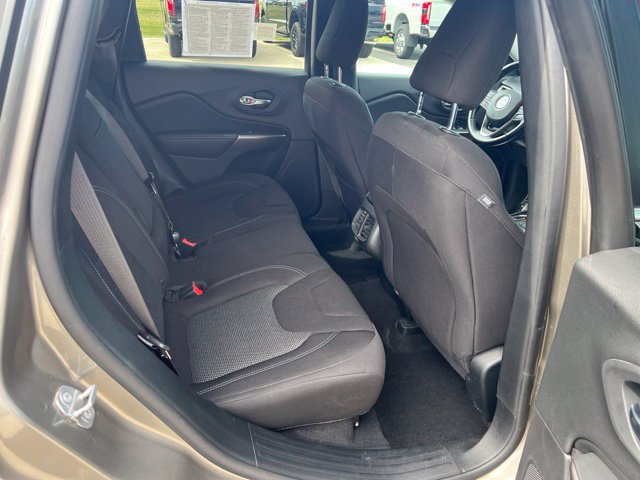 Used 2019 Jeep Cherokee Latitude w/ Cold Weather Group AWD/4WD image 16