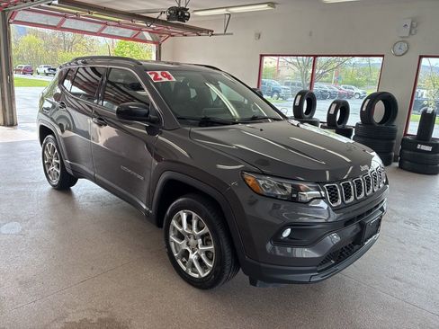 Used 2024 Jeep Compass Latitude AWD/4WD image 1