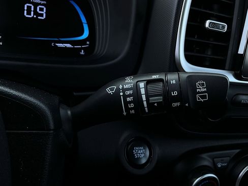 Used 2025 Hyundai Venue SEL image 37