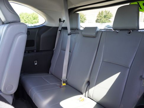Used 2021 Toyota Highlander XLE AWD/4WD image 15