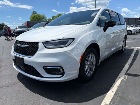 Used 2025 Chrysler Pacifica Select FWD image 3