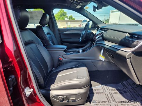 New 2025 Jeep Grand Cherokee Limited w/ Black Appearance Package image 33