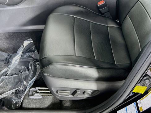 Used 2022 Toyota Venza LE AWD/4WD image 18