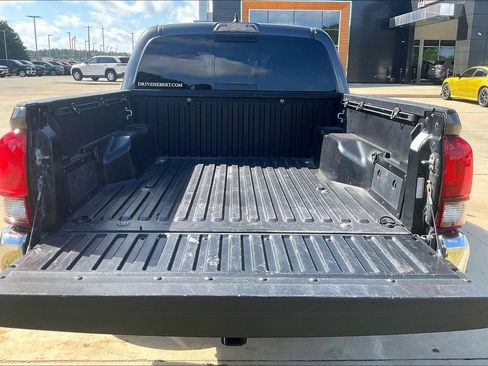 Used 2018 Toyota Tacoma SR5 RWD image 34