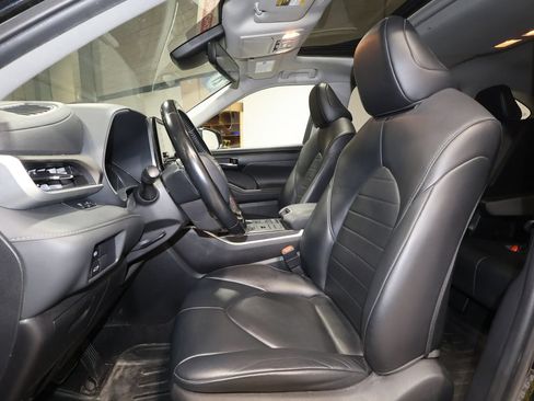 Used 2021 Toyota Highlander XLE AWD/4WD image 14