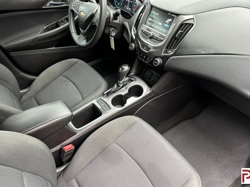 Used 2017 Chevrolet Cruze LT image 17