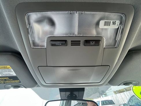 Used 2018 Toyota Highlander Plus w/ Carpet Mat Package (TMS) FWD image 33