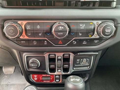 Used 2025 Jeep Wrangler Unlimited Rubicon AWD/4WD image 24