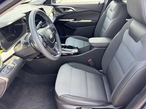 Used 2024 Chevrolet Trax LT w/ Sunroof Package FWD image 21