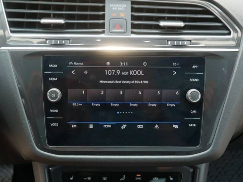 Certified 2022 Volkswagen Tiguan SE w/ Panoramic Sunroof Package AWD/4WD image 28