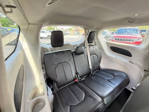 Used 2023 Chrysler Pacifica Touring-L FWD image 26