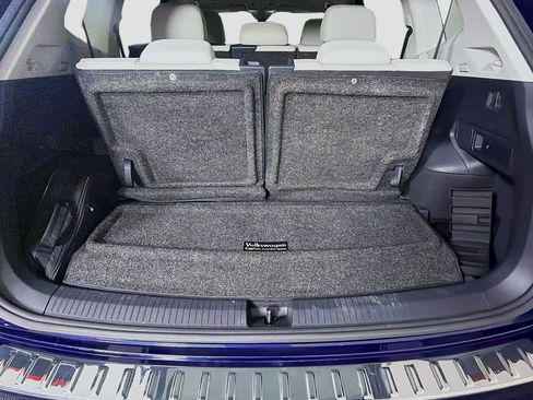 Used 2023 Volkswagen Tiguan SE w/ Panoramic Sunroof Package FWD image 29