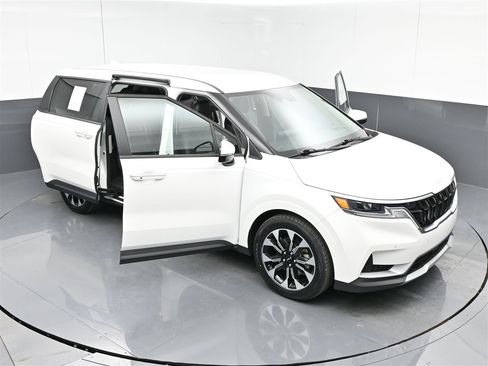 Used 2022 Kia Carnival EX image 39