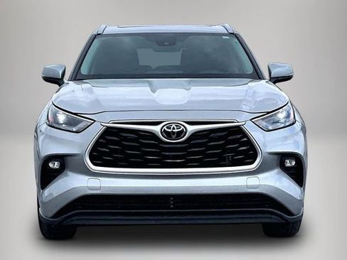 Used 2024 Toyota Highlander LE image 3