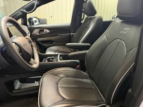 Used 2025 Chrysler Pacifica Limited AWD/4WD image 14