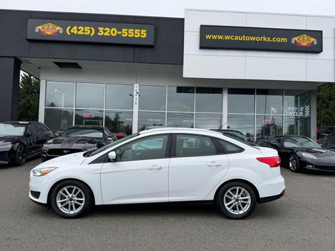 Used 2015 Ford Focus SE w/ Reverse Sensing Package FWD image 2