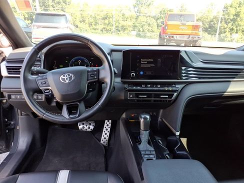 Used 2025 Toyota Camry SE w/ Convenience Package FWD image 7