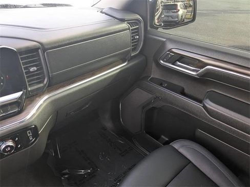 Used 2024 GMC Sierra 1500 SLT image 17