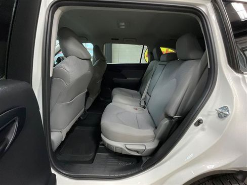 Used 2021 Toyota Highlander LE FWD image 23