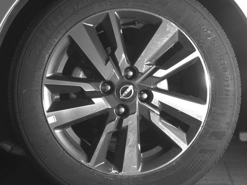 Used 2025 Nissan Versa SV image 12