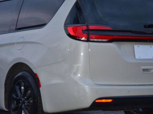 Used 2021 Chrysler Pacifica Touring w/ S Appearance Package image 31