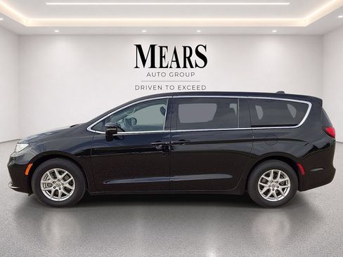 Used 2024 Chrysler Pacifica Touring-L FWD image 2