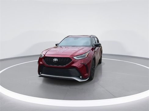 Used 2023 Toyota Highlander XSE image 4