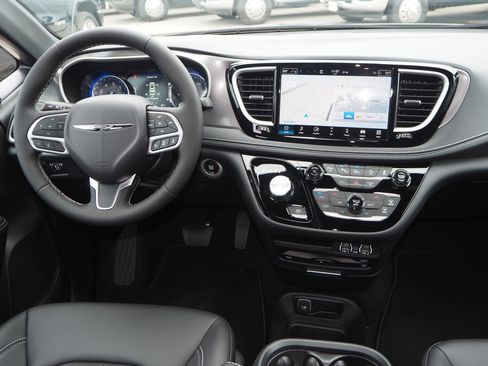 New 2025 Chrysler Pacifica Select w/ Uconnect Theater Family Group image 20