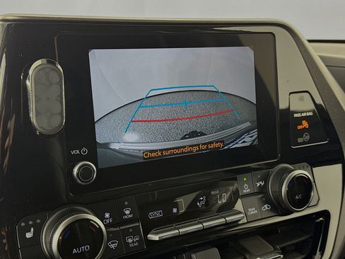Used 2024 Toyota Highlander XLE AWD/4WD image 13