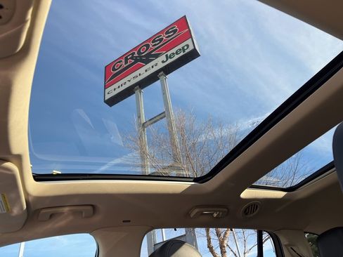 Used 2019 Lincoln MKT AWD image 3