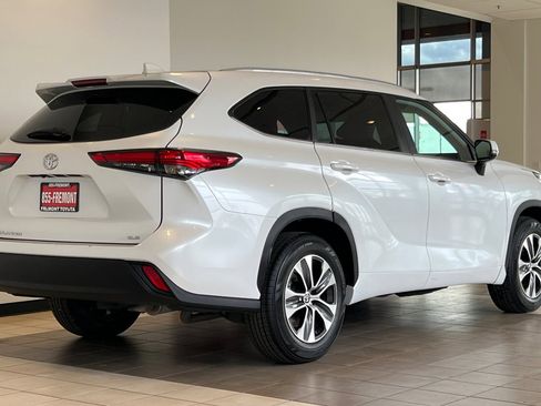 Certified 2023 Toyota Highlander XLE image 4