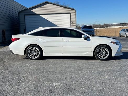 Used 2021 Toyota Avalon Limited image 2