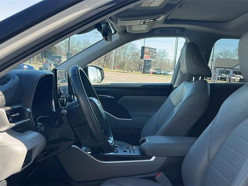 Used 2023 Toyota Highlander XLE image 11