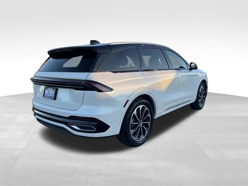 Used 2024 Lincoln Nautilus Reserve image 3